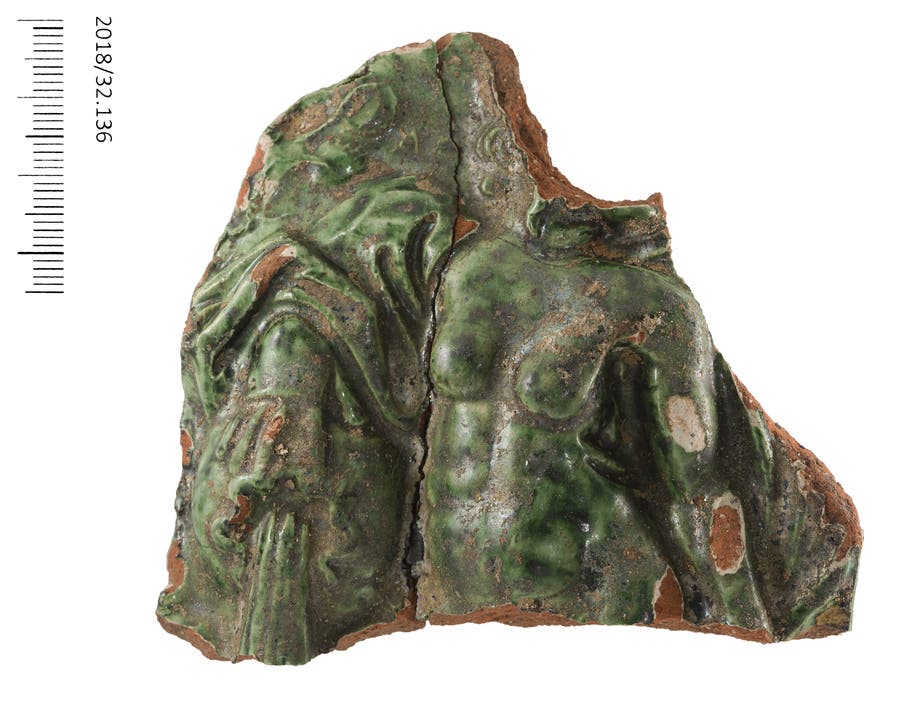 Von dieser grün glasierten Ofenkachel ist nur der nackte Oberkörper einer weiblichen Figur erhalten, die wohl einst Wasser ausschüttete.