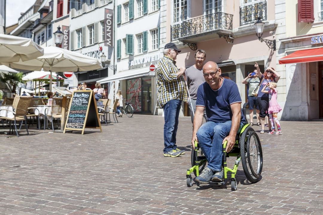 Rollstuhlfahrer Stefan Keller zeigt Tempo. Der Märetplatz ist für ihn kein Hindernis.