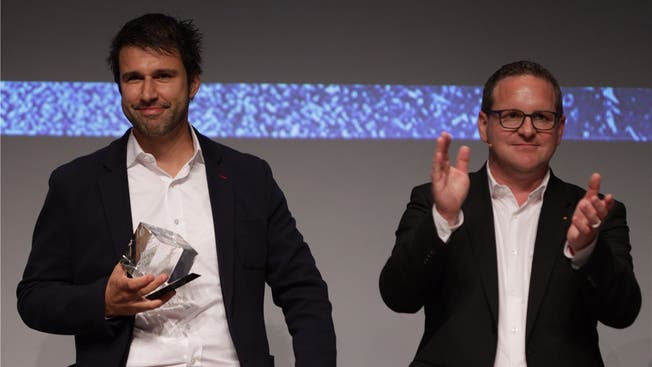 Christoph Piotrowski, Projektleiter Unternehmensentwicklung bei Meier Tobler, nimmt von Veranstalter Philippe Ramseier (rechts) den «Swiss Industry 4.0»-Award entgegen. Der Preis ist mit 10 000 Franken dotiert.