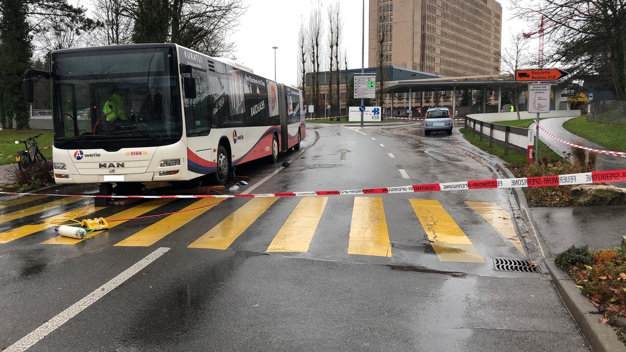Hier in Baden-Dättwil ist ein Fussgänger bei einem Unfall unter einen Linienbus geschleudert worden.