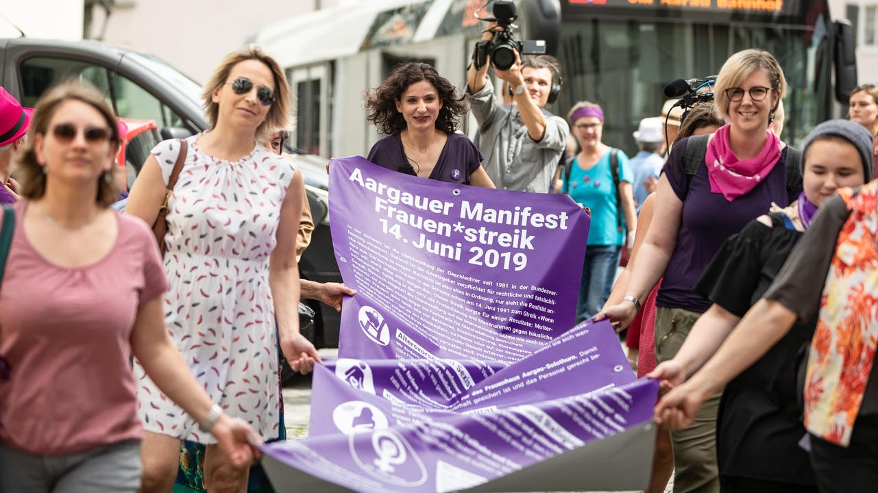 Frauen tragen das Manifest durch Aarau.
