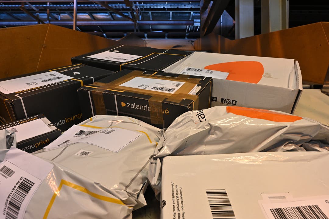 20 Jahr-Jubiläum Paketzentren der Post - Paketzentrum Härkingen ... auffällig dabei sind die vielen Zalando-Päckli.