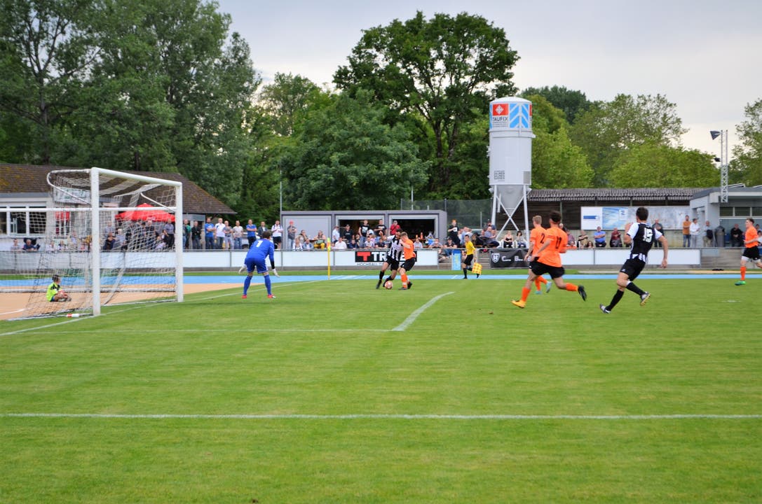 FC Brugg gewinnt Barragespiel Die Brugger bezwingen Küttigen klar mit 4:0 und spielen am Dienstag in Tägerig gegen Sarmenstorf um den Aufstieg in die 2. Liga; Brugger Angriff über die rechte Seite.