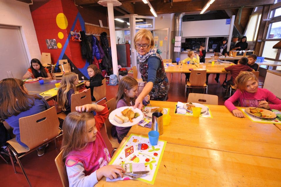 Beim Mittagstisch im Lindenhaus sorgt Regula Lüthi zusammen mit ihren Frauen für die Kinder, die hier zu Mittag essen