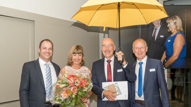 Ruedi Suter (mit Regenschirm) und seine Frau Renate flankiert vom neuen BSL-Rektor Tobias Widmer (links) und BSL-Geschäftsleitungsmitglied Markus Jägle, einem langjährigen Weggefährten Suters.