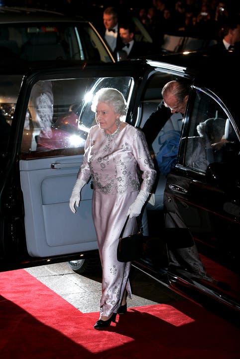 Auch auf dem roten Teppich macht die Queen eine gute Figur. Hier besucht sie die Premiere des...