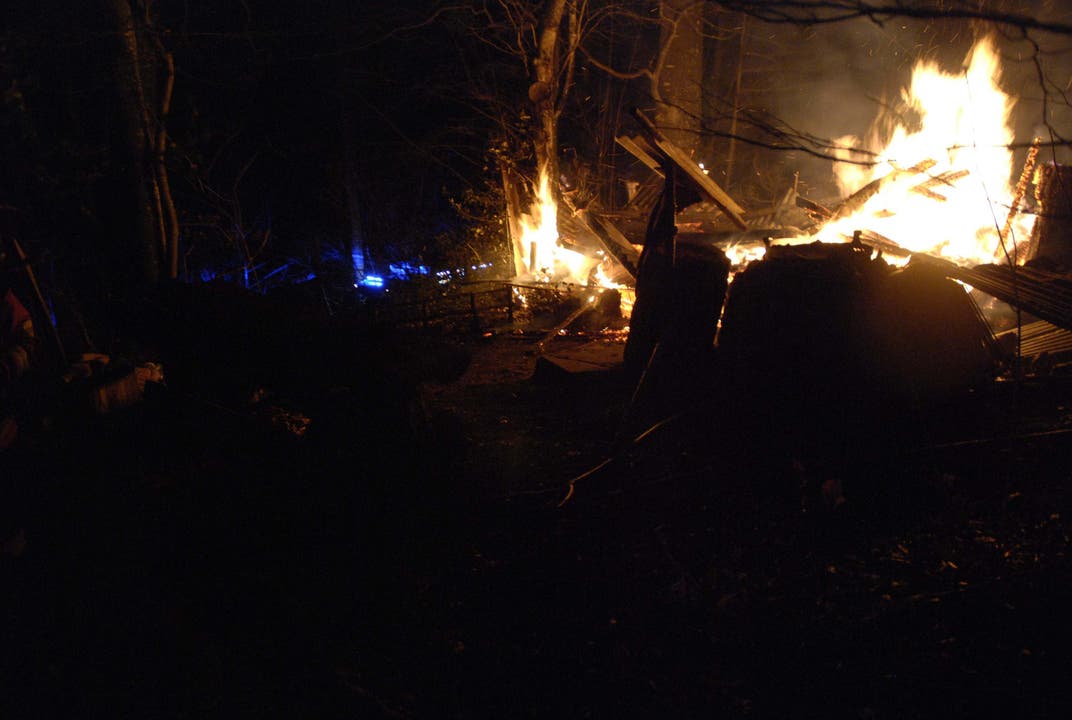 Balsthal SO, 15. Dezember: Im Wald bei Balsthal ist in der Nacht auf Sonntag eine kleine Waldhütte abge-brannt. Ausgelöst wurde der Brand offenbar durch Glutreste. Verletzt wurde niemand.