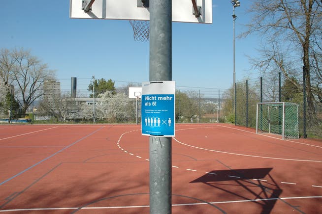 Grössere Menschenansammlungen bleiben vorerst verboten, auch auf Schulsportplätzen.