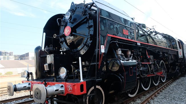 Dieser 192-Tonnen-Koloss aus vergangenen Zeiten lässt die Herzen höher schlagen: Die Dampflokomotive Mikado 141 R 1244 führte den Schlierefäscht-Express mit Volldampf an.