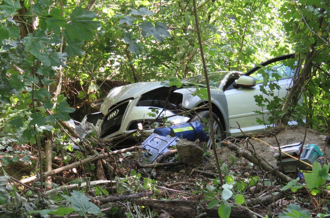 Kaisten AG, 4. August: Der Audi kam von der Fahrbahn ab und fuhr eine Böschung hinunter. Die Lenkerin musste ins Spital, das Fahrzeug erlitt Totalschaden.