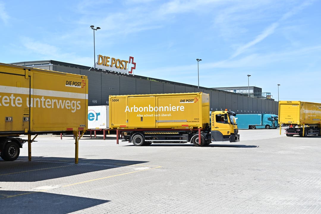 20 Jahr-Jubiläum Paketzentren der Post - Paketzentrum Härkingen Wortspiele auf den gelben Containern verdeutlichen, dass hier Päckli in ein grosses Gebiet der Schweiz geliefert werden.