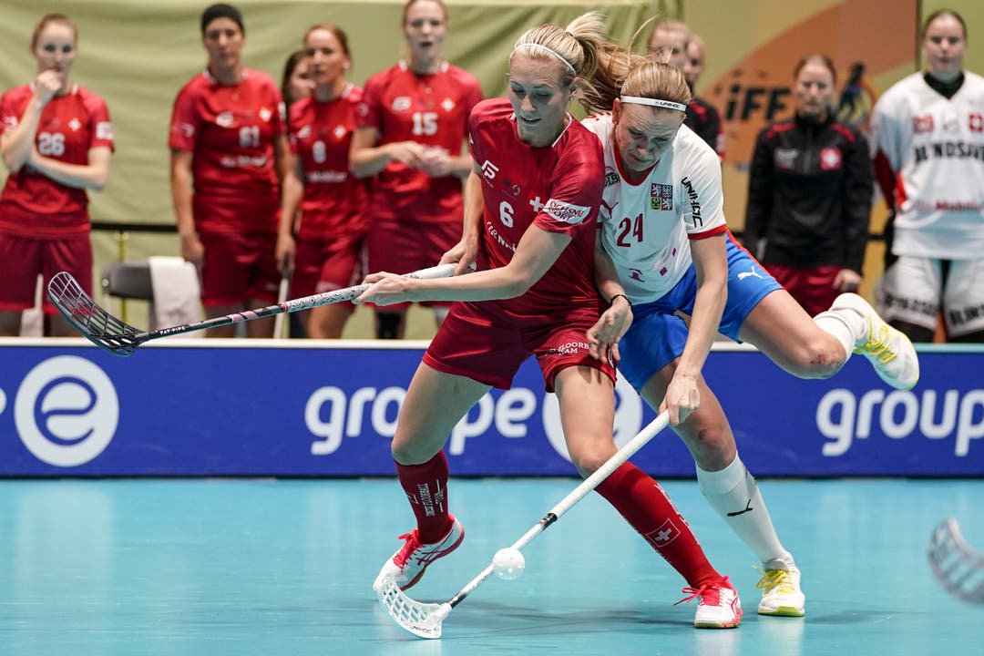 Michelle Wiki (l.) und Tschechiens Denisa Ratajova legen rasant los. Doch die Schweiz findet von Anfang an nicht richtig ins Spiel.