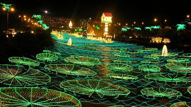 Beim Lichterfestival in Kolumbien wird jedes Jahr zur Weihnachtszeit der Fluss Medellin mit Millionen von Lichtern ausgeleuchtet.