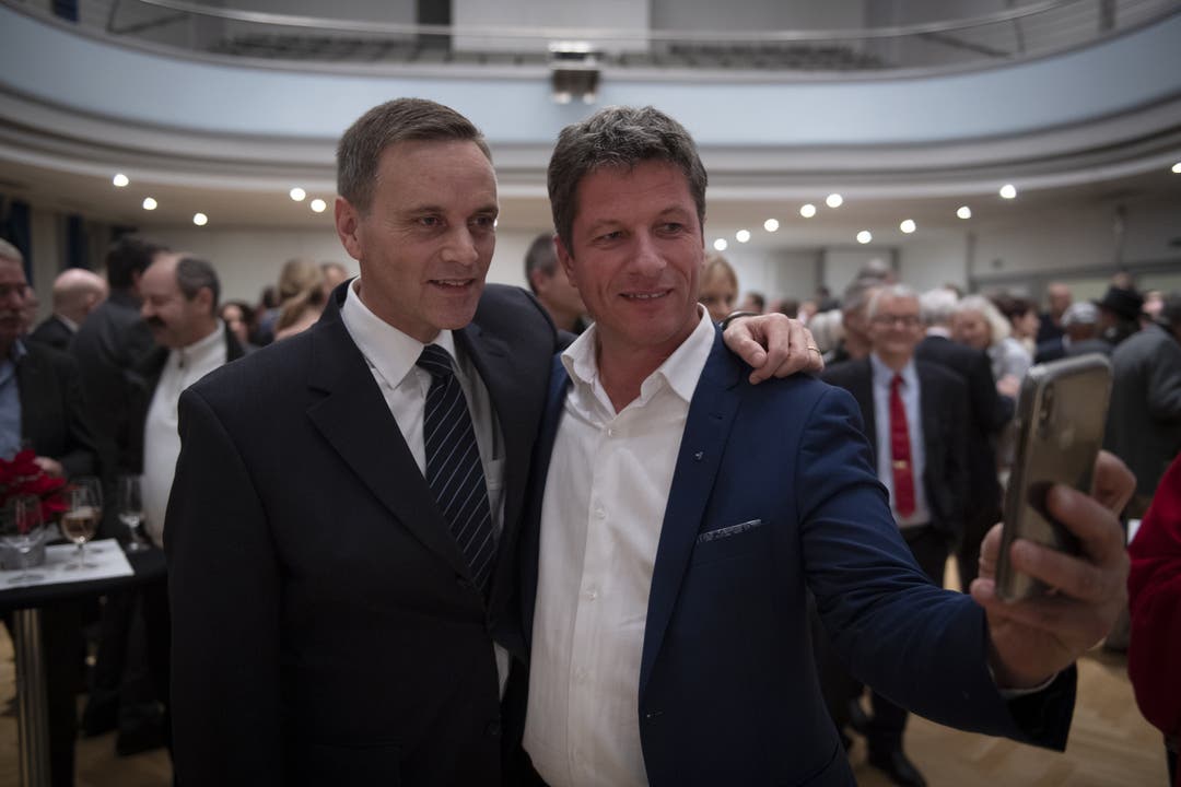 SVP-Grossrat Daniel Wehrli mach ein Selfie mit dem neuen Regierungsrat.