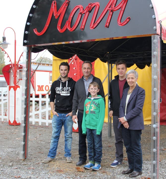 Die Zirkusfamilie Muntwyler (v.l.): Tobias, Vater Johannes, Nicola, Mario und Grossmutter Hildegard. lis