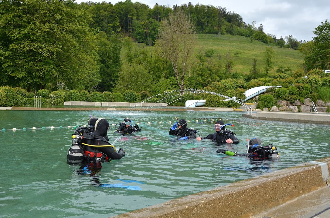Am Eröffnungstag war der Besucherandrang noch überschaubar. Neben einzelnen Schwimmern nutzte eine Tauchgruppe aus dem aargauischen Gipf-Oberfrick das Schwimmbecken für ihr Training.