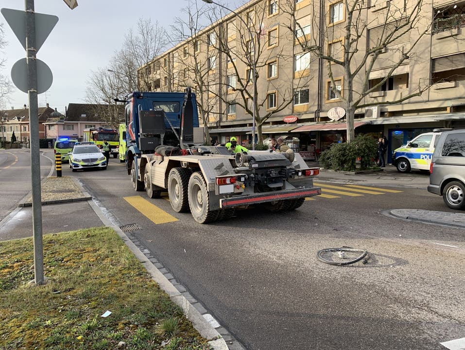 Basel BS, 27. Februar: Ein Lastwagen erfasst eine Velofahrerin. Diese muss verletzt ins Spital gebracht werden.