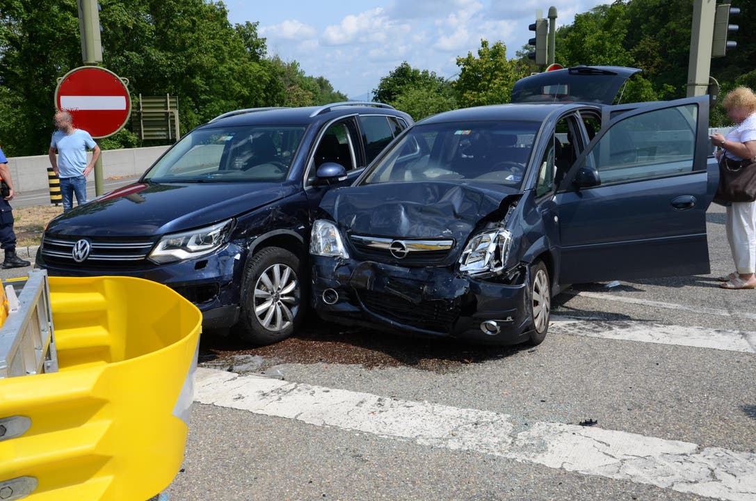 Muttenz BL, 13. Juli: In einer Kollision zweier Autos in Muttenz sind drei Personen leicht verletzt worden. Ein 63-jähriger Lenker hatte offenbar ein Rotlicht übersehen.