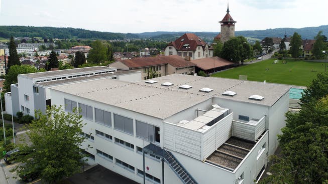 Das Dach des Schulhauses 70 in Niedergösgen wird saniert.