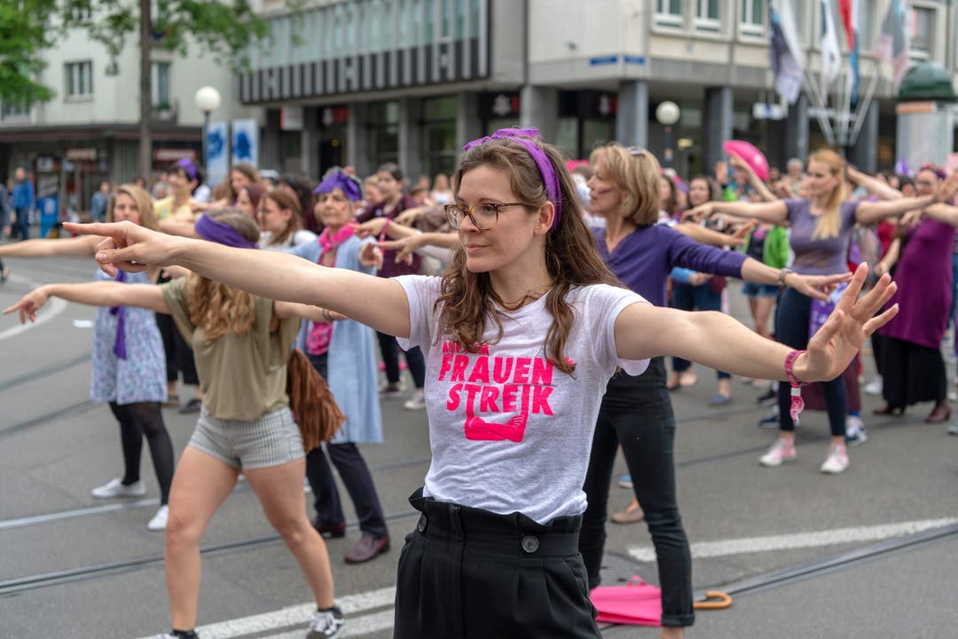 Mit einem Flashmob wird der Verkehr kurzfristig lahmgelegt im Rahmen des Frauenstreiks auf dem Claraplatz in Basel am Freitag, 14 Juni 2019.