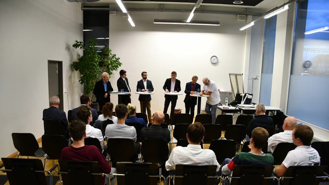 Von links: Peter Haudenschild (Team 65+), Sandro Wächter (JSVP), Titus Meier (FDP), Moderator Mario Gutknecht, Martin Brügger (SP) und Richard Fischer (Die Unabhängigen).