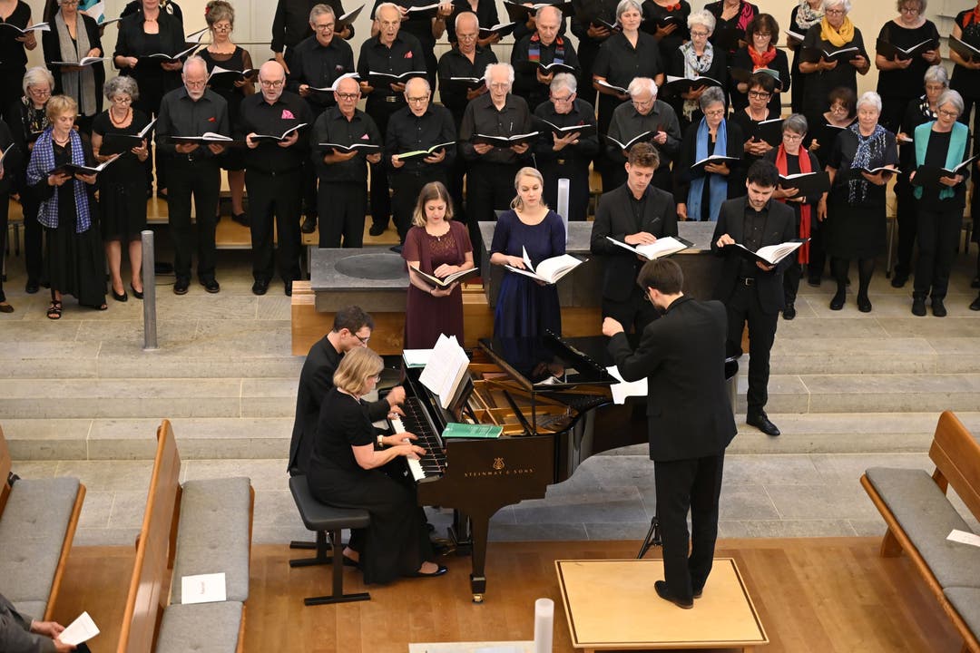 Der Singkreis Wettingen mit vier Gesangssolisten und zwei Pianisten beim Konzert in der reformierten Kirche in Baden.