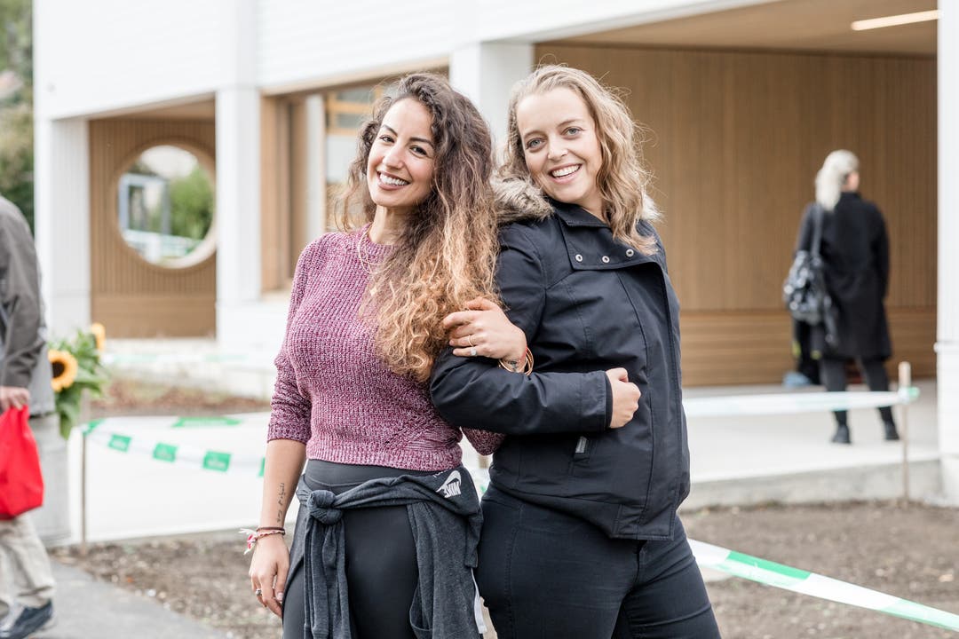  Aysu Demir (links) und Sabrina Potocnik durften das Steinmürli aufs neue Schuljahr hin beziehen.