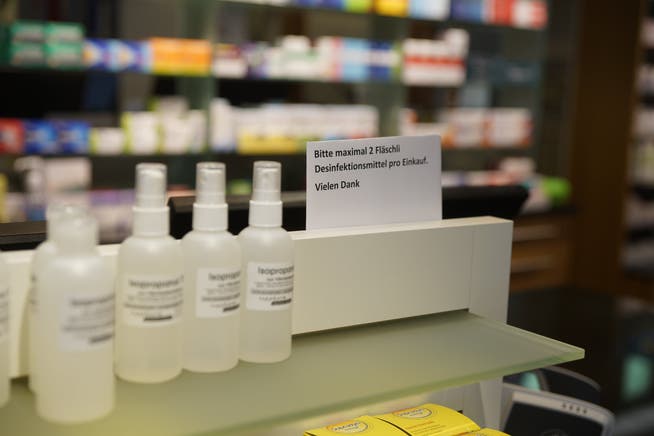 Die Nachfrage nach Desinfektionsmittel stieg auf der Coronakrise rasant an - ebenso die Preise dafür.