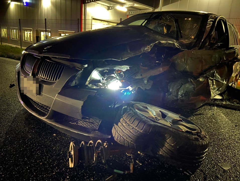 Rothrist AG, 3. Februar: Ein PKW und ein Lastwagen kollidierten frontal. Dabei wurden beide Fahrer verletzt. Es entstand grosser Sachschaden.