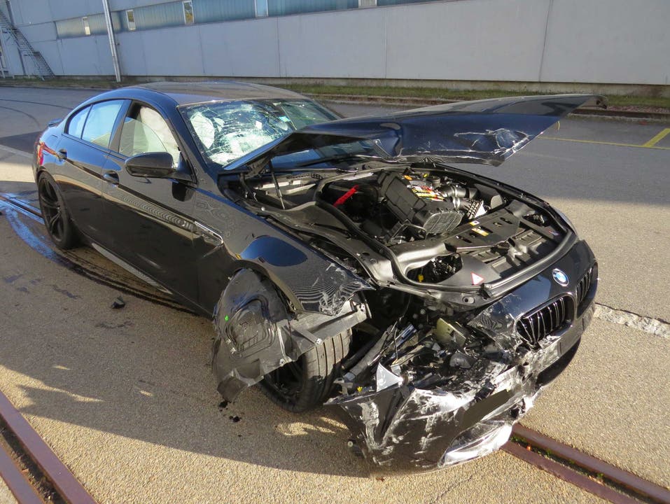 Rupperswil AG, 13. Oktober: Schwer beschädigtes Auto nach Kollision mit Fabrikgebäude.