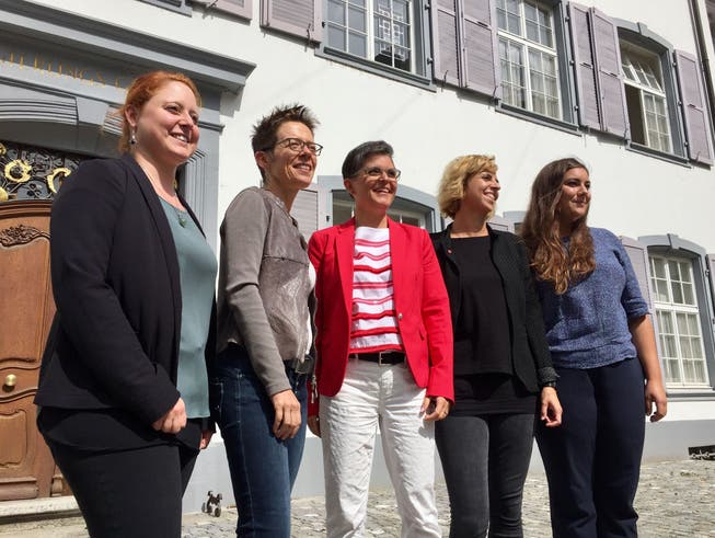 In der Überzahl und äusserst zuversichtlich: Vor dem Regierungsgebäude posieren die SP-Nationalratskandidatinnen Desirée Jaun, Sabine Asprion, Sandra Strüby, Miriam Locher und Samira Marti (bisher, von links)