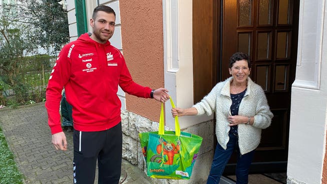 Der TVE-Handballer Milomir Radovanvic (l.) und seine Teamkollegen werden beim Ausliefern der Einkäufe genügend Abstand einhalten. (Symbolbild)