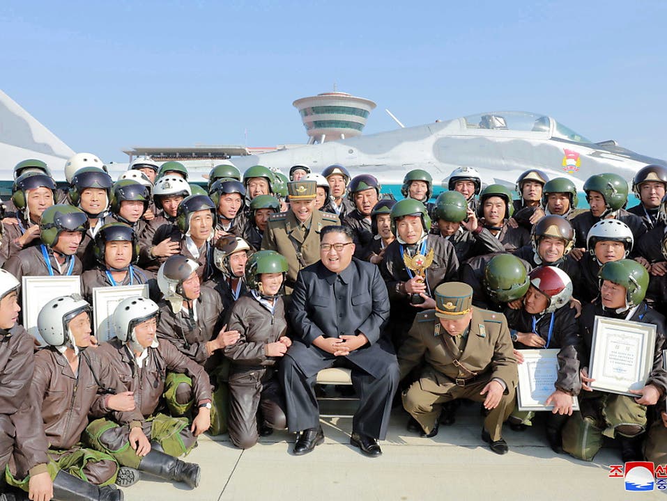 Lächeln für die Kameras: Nordkoreas Machthaber Kim Jong Un posiert mit Armeeangehörigen während Luftübungen der Streitkräfte.
