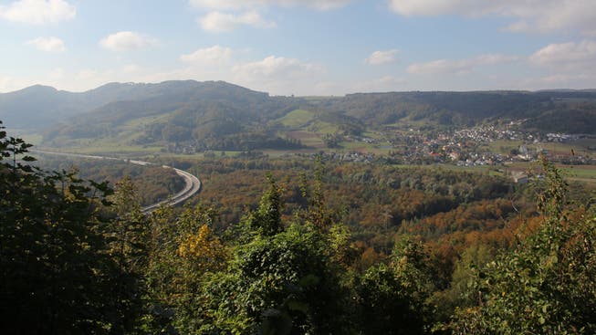Blick vom Habsburger Schlossplatz Richtung Schenkenbergertal auf die Autobahn A3 und die Gemeinde Villnachern.