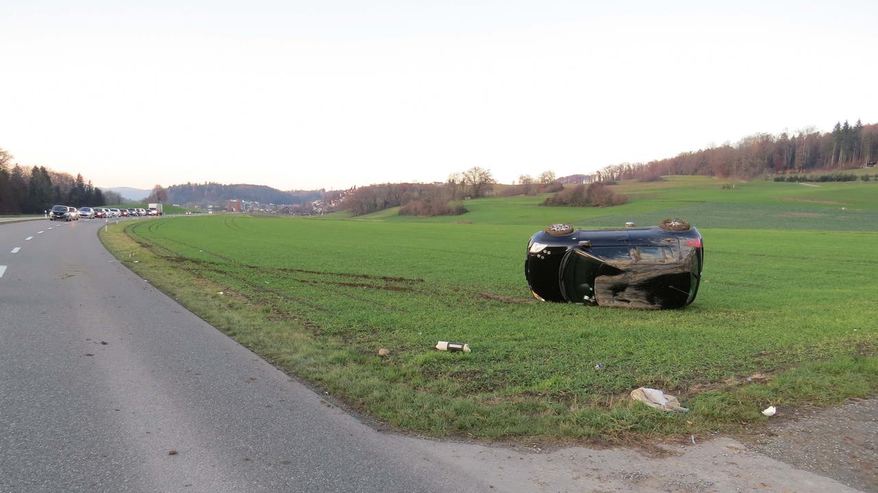 Seengen AG, 3. Dezember: Ein junger Autofahrer verlor am Dienstag die Herrschaft über seinen Wagen und landete im Feld.