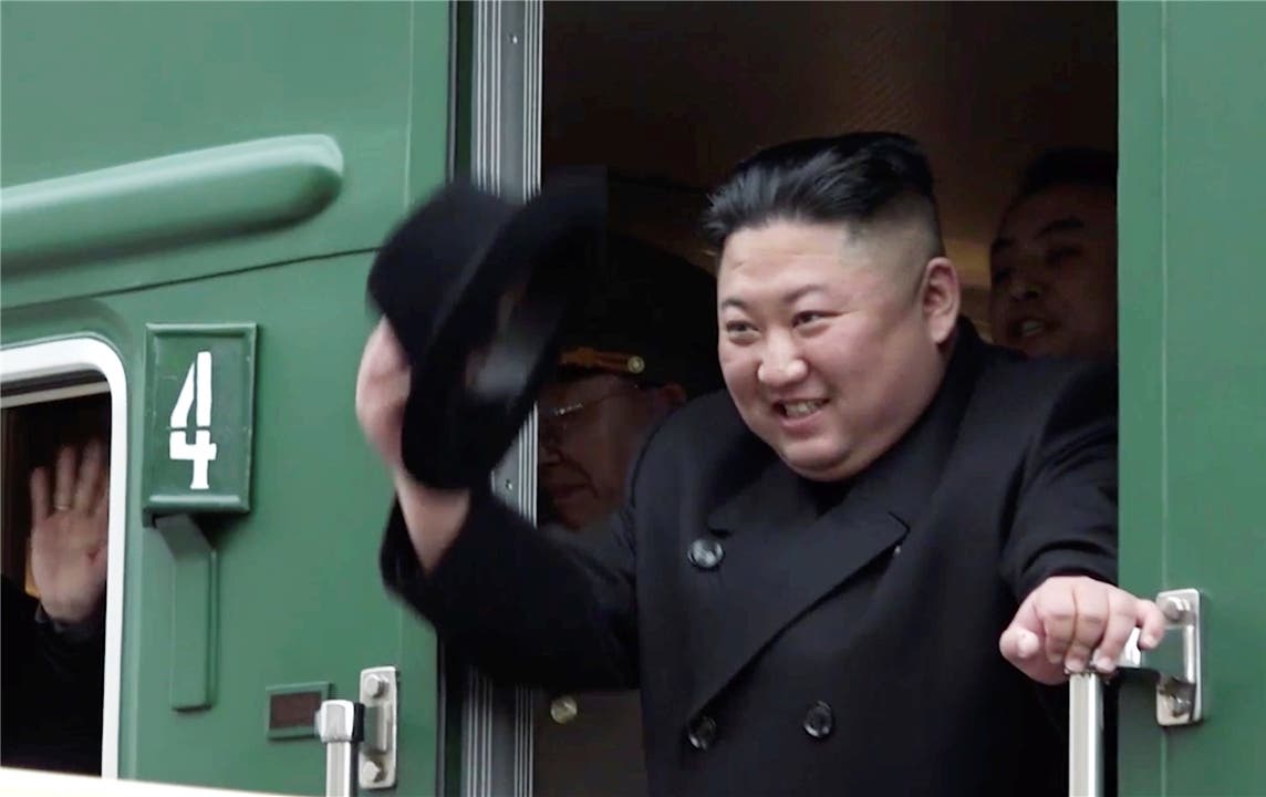 Kim Jong Un steigt aus seinem gepanzerten Zug. Eine Tradition die noch vom Grossvater stammt.