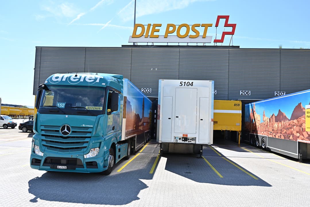 20 Jahr-Jubiläum Paketzentren der Post - Paketzentrum Härkingen Die Container und Anhänger stehen vor verschiedenen Toren, so können sie im Paketzentrum ausgeladen werden.