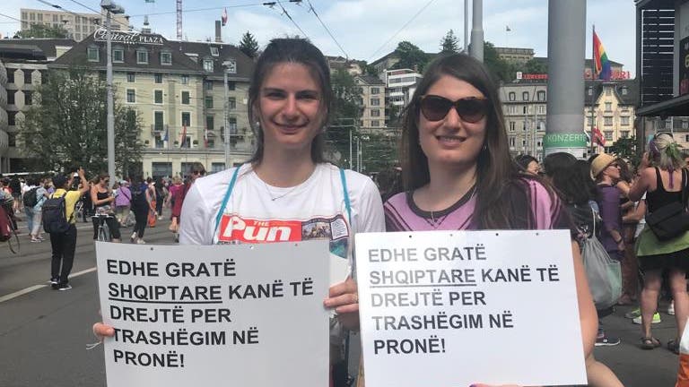 Frauenstreik in Zürich Auf den Plakaten steht: "Auch albanische Frauen haben ein Recht auf Erbschaften."