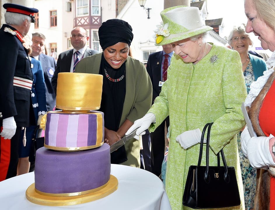 Alles Gute zum 90. Geburtstag, liebe Elizabeth! Dieser Geburtstagskuchen entlockt der Queen am 21. April 2016 einen kritischen Blick. Wie er geschmeckt hat, ist unklar.
