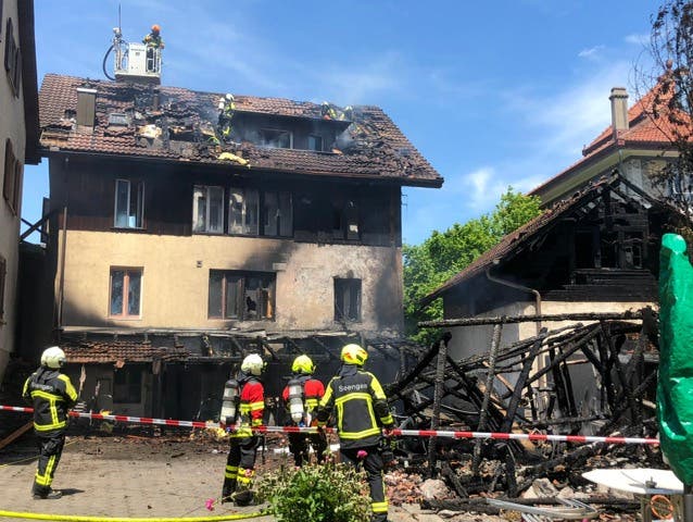 Boniswil AG, 3. Juni: In Boniswil haben die Flammen eines brennenden Gartenhauses auf ein Einfamilienhaus übergegriffen und es weitgehend zerstört. Verletzt wurde niemand.
