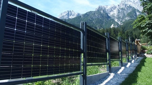 Wie effizient dieser Solarzaun ist, wird anschliessend in einem Feldtest von der Zürcher Hochschule für Angewandte Wissenschaften (ZHAW) untersucht.