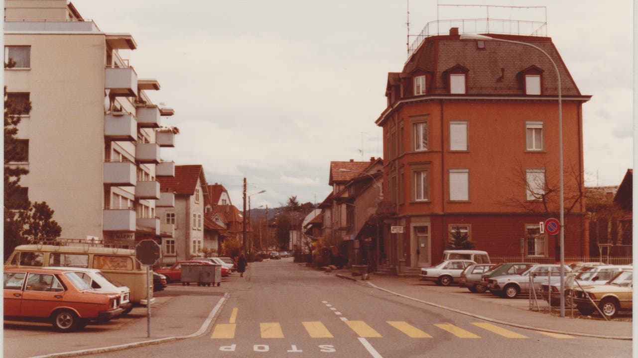 Dem Parkplatz auf dem Kiesplatz am Ecken der Kirchstrasse ist einem Wohnblock gewichen.