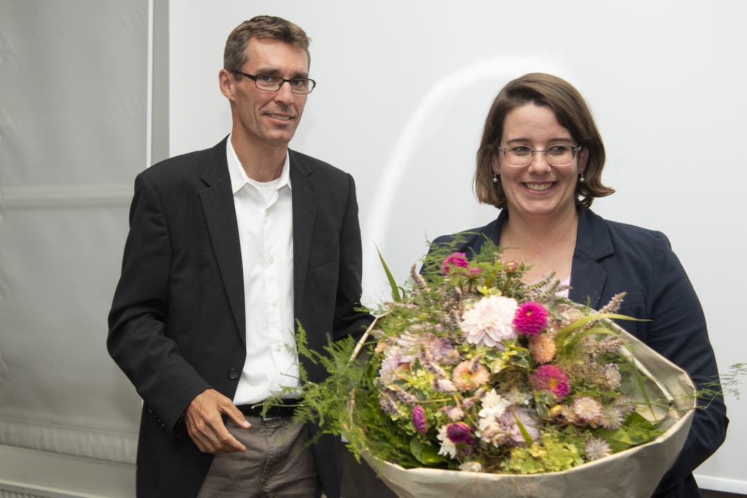 ... dann nominierten die Delegierten der FDP Aargau Glarner als Regierungsratskandidatin. Im Bild: FDP-Präsident Lukas Pfisterer gratuliert Jeanine Glarner zur Wahl.