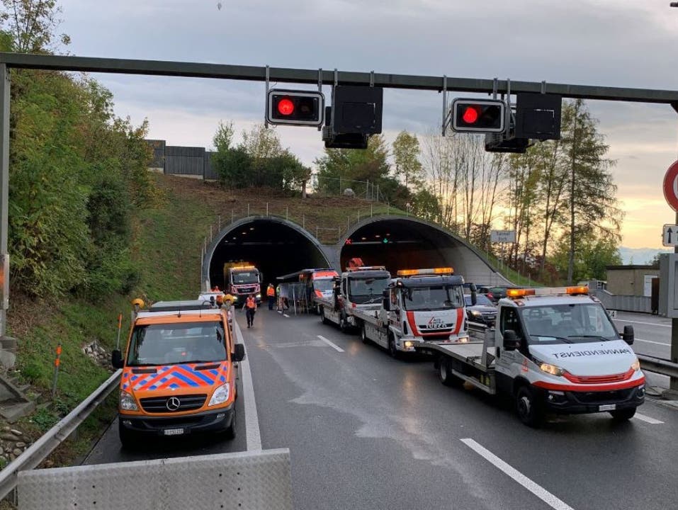 Sempach LU, 18. Oktober: Im Tunnel Eich auf der Autobahn A2 hat sich eine Massenkarambolage mit elf beteiligten Fahrzeugen ereignet. Neun Personen wurden verletzt.