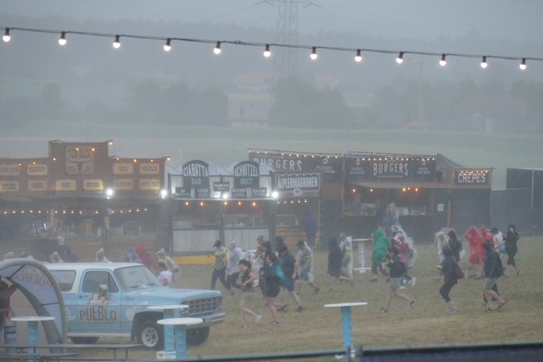 Das Openair war geprägt von zwei Gewittern. Hier ein Foto vom Samstag. Es regnete stark und hagelte.