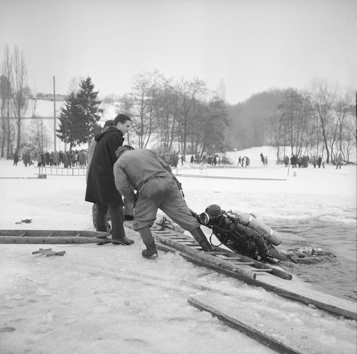 Froschmänner der Seepolizei Zürich bei der Bergung der Leichen am 29. Januar 1963.