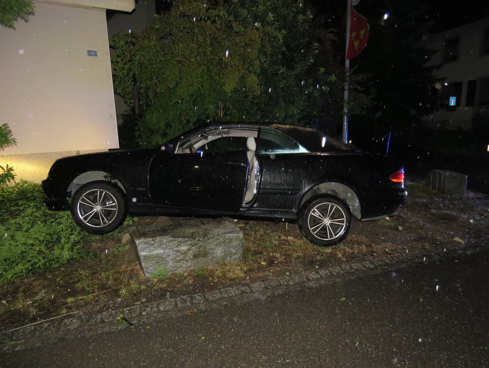 Staufen, 15. Juli: Alkoholisierter 16-Jähriger baut Unfall mit Mamas Auto.