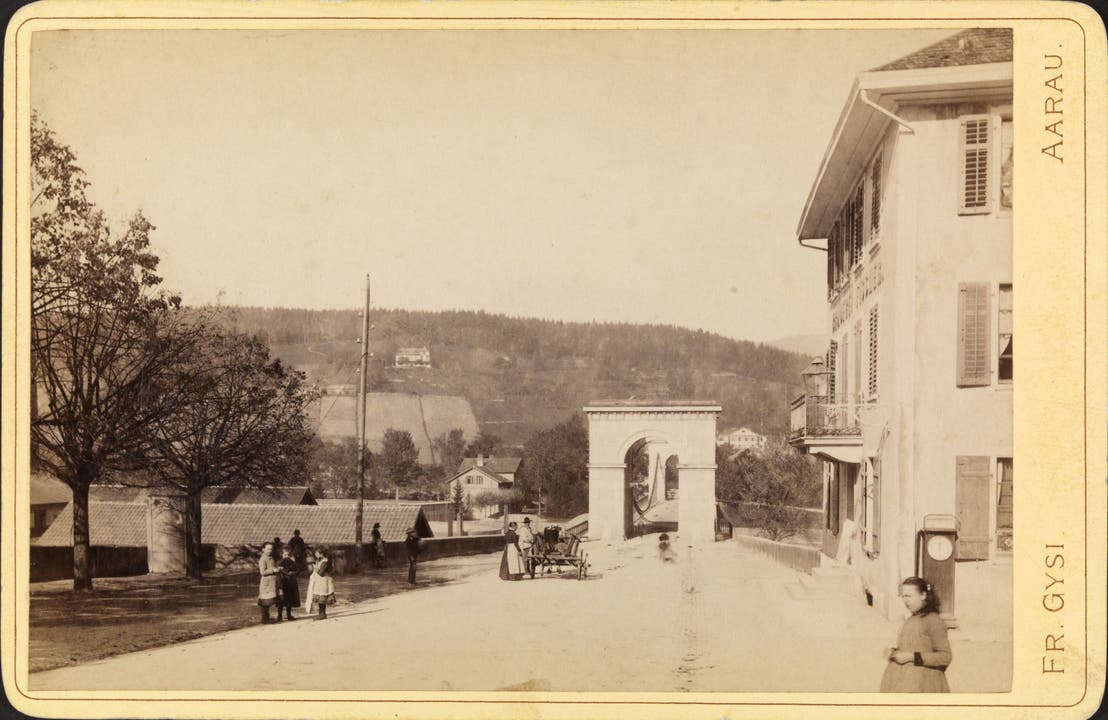 Blick vom Zollrain auf die Kettenbrücke und den dazugehörigen Gasthof, zirka 1860.