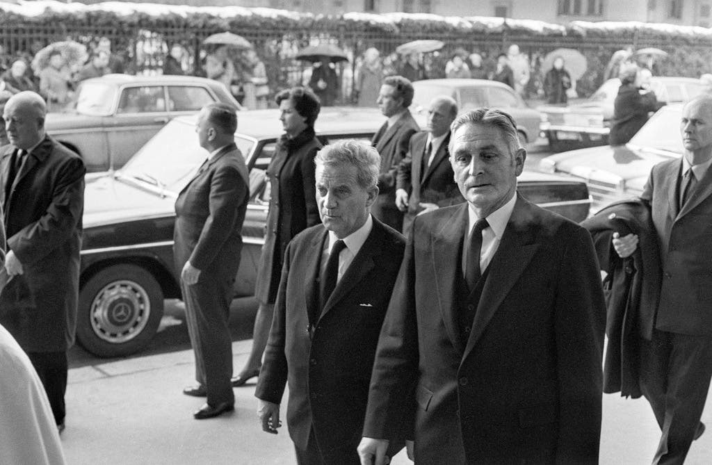 Die Bundesräte Roger Bonvin (links) und Ernst Brugger (rechts) bei der Trauerfeier in der Tonhalle in Zürich.