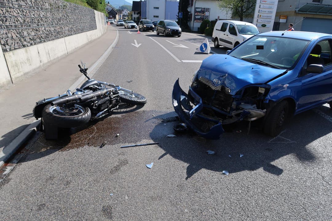 Bubendorf BL, 15. April: Kollision zwischen Personenwagen und Motorrad. Dabei verletzte sich der Motorradlenker leicht.
